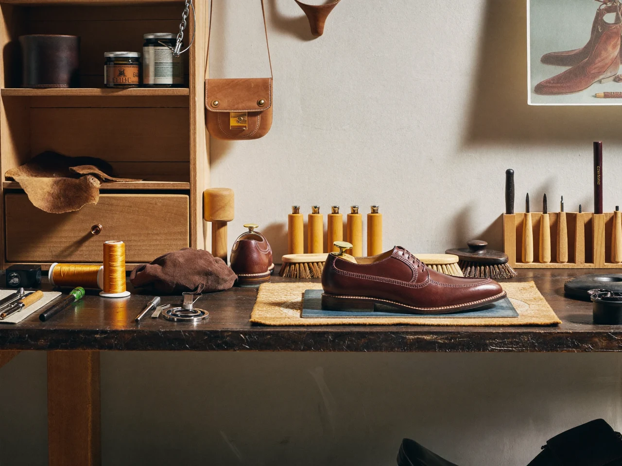 Illustrierte Werkbank mit halb repariertem Lederschuh, Handwerkzeug und Wachsfaden im warmen Fensterlicht